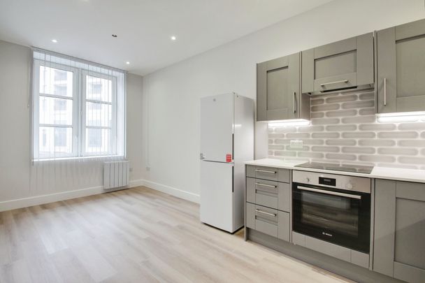 1 bed flat to rent in Station Road, Egham, TW20 - Photo 1