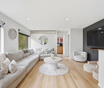 Immaculately presented 3 bedroom family home with study - Photo 3