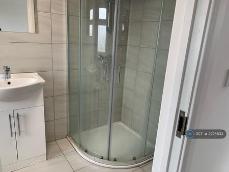 1 bedroom in a house share to rent - Photo 5