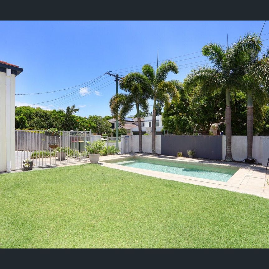LOVELY FAMILY HOME WITH A SPARKLING POOL & CLOSE TO AMENITIES! - Photo 1