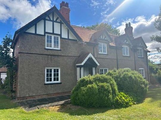 We are delighted to present this three bedroom detached farmhouse situated within the sought after village of Kelham. The property is situated near the A1 with - Photo 1