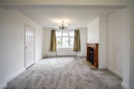 A well presented 3 bedroom semi-detached house situated in popular village of Balsham. OCH. Driveway parking. Unfurnished. - Photo 2