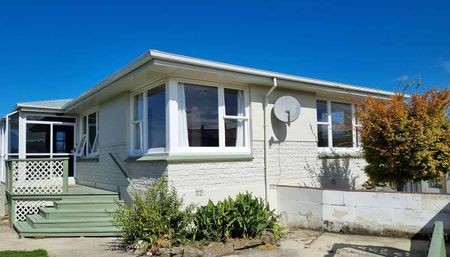 Sunny and spacious 3 bedroom on South Hill - Photo 4