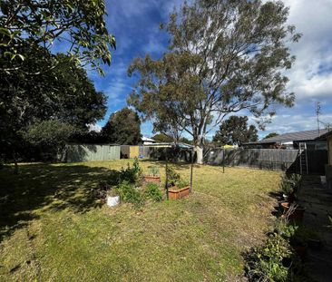 COMFORTABLE THREE BEDROOM HOME - Photo 5