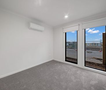 Modern 4-Bedroom Townhouse - Photo 2