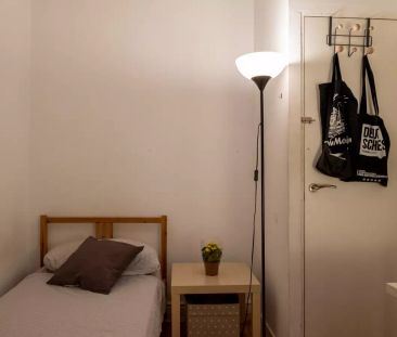 Single Bed in Rooms for rent in 9-bedroom apartment in Ópera - Photo 3