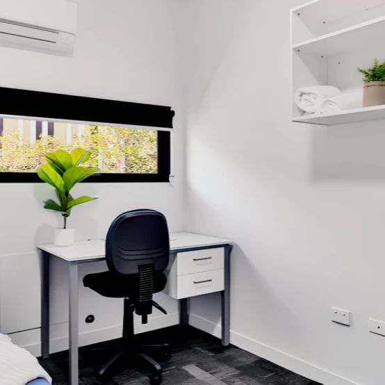 4 Bedroom Apartment with Ensuite Premium - Photo 1