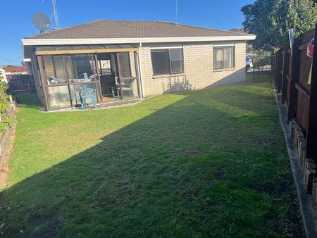 Charming 2BR Home in Mount Maunganui - Photo 2