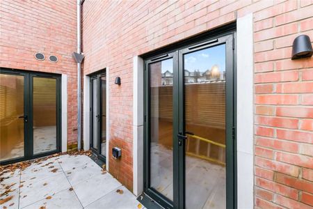 Beautifully presented 1 bedroom ground floor apartment in this gorgeous new block. - Photo 4