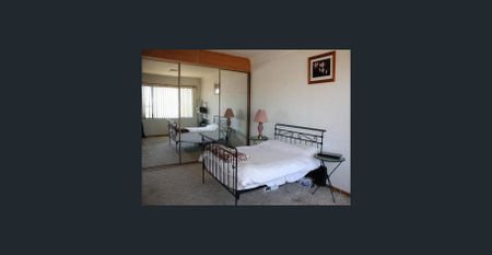 Spacious 4 Bedroom Home - Photo 4