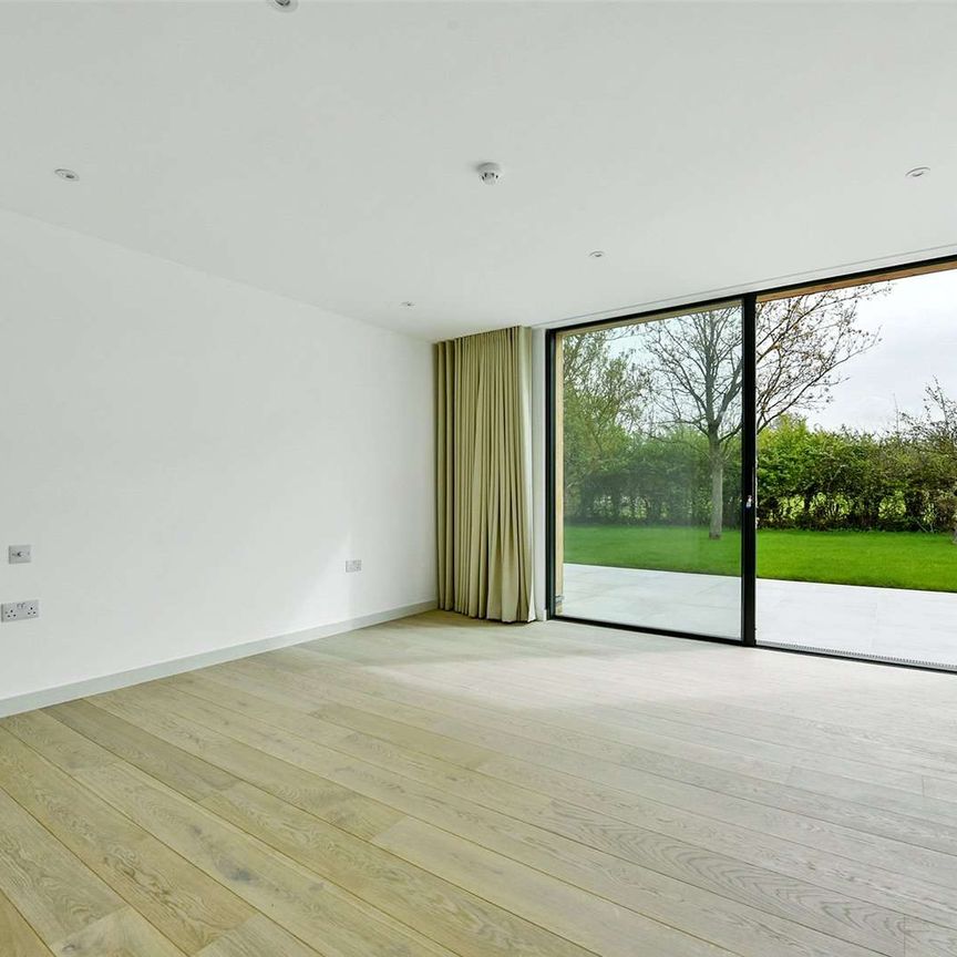 A high-specification home on a bespoke gated estate of four properties in Winkfield. - Photo 1