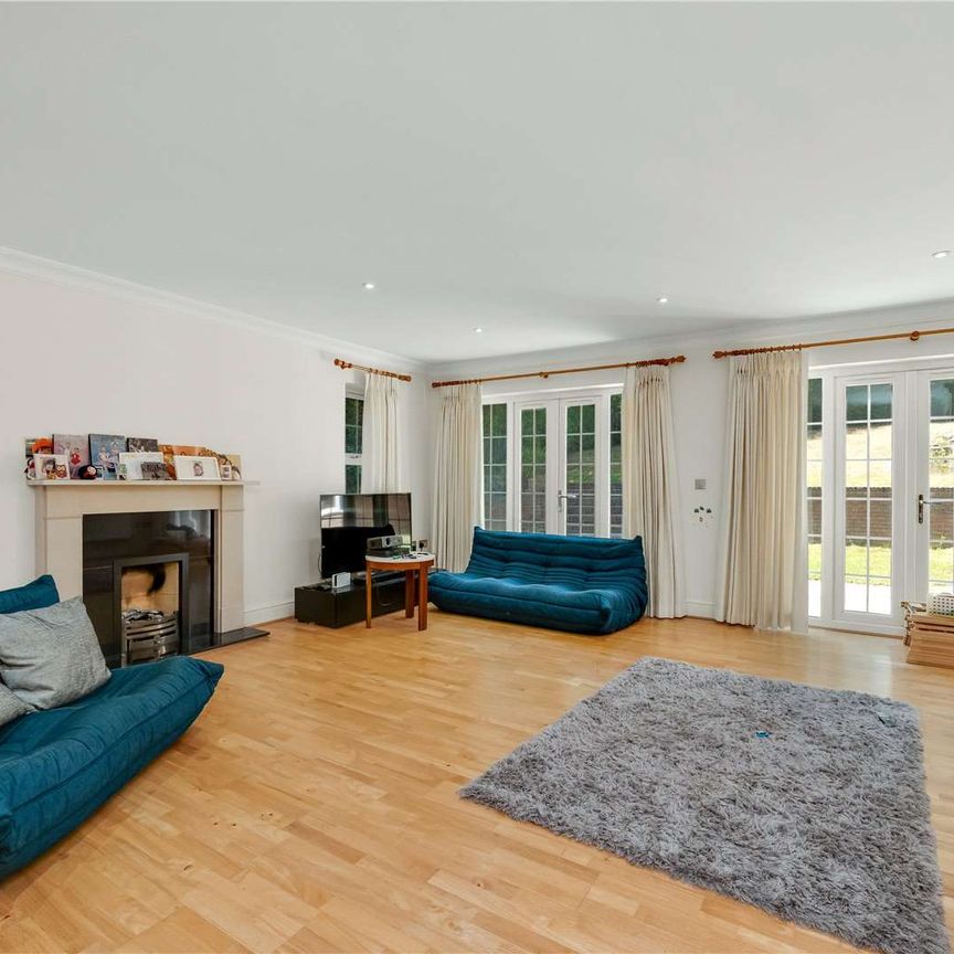 An elegant four bedroom detached home in a prestigious private location in Windlesham. - Photo 1