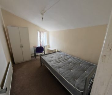 Room in a Shared House, Dover Street, SO14 - Photo 2