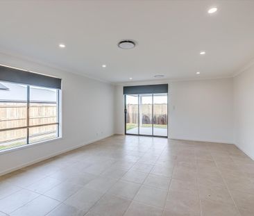 Large Modern Family Home with Spacious Backyard! - Photo 4
