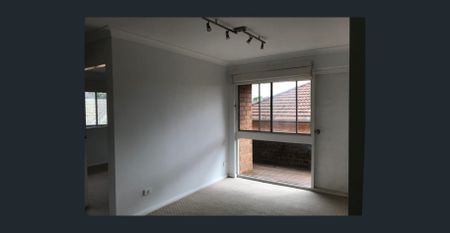 Well presented two bedroom unit, only metres walk to local shops & transport! - Photo 4