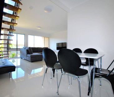 PRICE REDUCED - Stylish Unit Fully Furnished - Photo 2