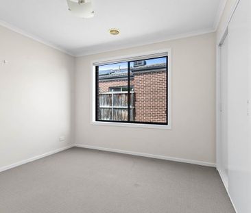 Immaculate Four-Bedroom Home in Prime Lyndhurst Location! - Photo 5