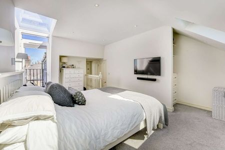 A beautifully presented four bedroom home, in a popular road in Wandsworth. - Photo 3