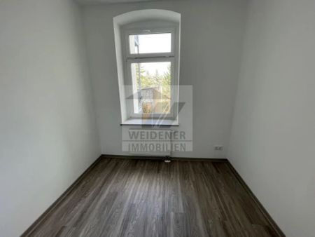 Erstbezug nach Sanierung! 4-Raum-Maisonettewohnung mit Balkon und Terrasse ins Grüne! - Photo 2