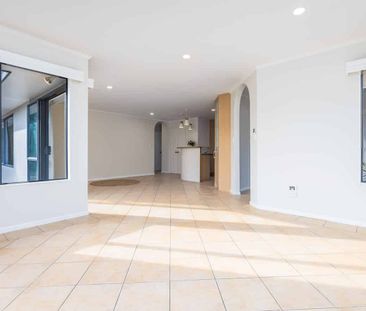 Sunny Family Home with Flexible Living in Orewa - $820 per week - Photo 5