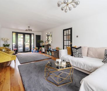 5 bedroom house - detached - Photo 1