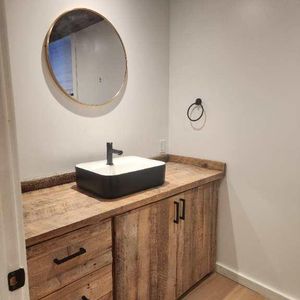 Superbe logement 3 1/2 entièrement rénover de 2024. Situé dans le centre-ville de Joliette. Tout est à proximités. Stationnement 1 place - Photo 2