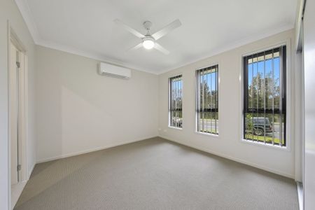 Modern unit with location conveniences - Photo 5