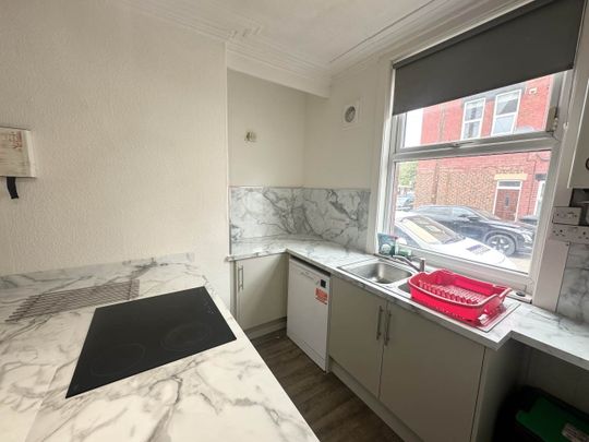 Glebe Avenue (Room 4), Kirkstall, Leeds - Photo 1