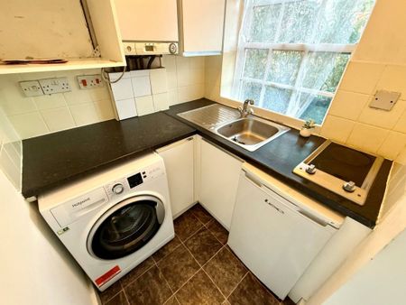 1 Bedroom Flat / Apartment - Bank Street, Bishops Waltham - Photo 4