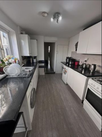 4 bedroom semi-detached house to rent - Photo 3