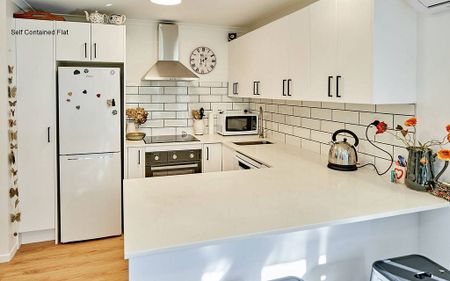 Charming Sunny Unit in Island Bay - Photo 2