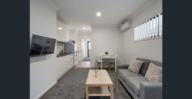 MODERN, FULLY FURNISHED, STUDIO APARTMENT - Photo 1