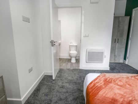 Beautifully Presented 6 bedroomed property Room 2 - Photo 5