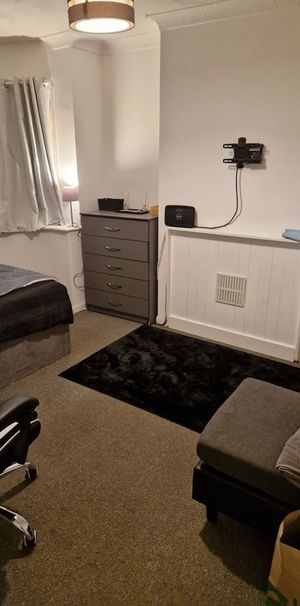 Room in a Shared Flat, Gainsford Road, SO19 - Photo 1