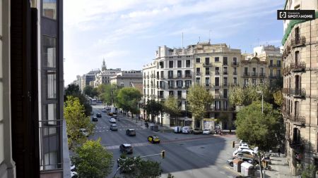 Inviting room with balcony in shared apartment, Eixample - Foto 4