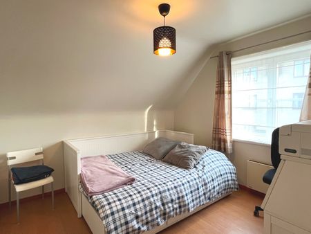 Charmante instapklare trapgevelwoning (HOB) met mooie tuin gelegen in een verkeersarme en residentiële omgeving op wandelafstand van het centrum en het station van De Pinte. - Photo 3