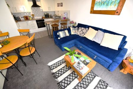 2 bedroom Flat in Flat 17, Leeds - Photo 2