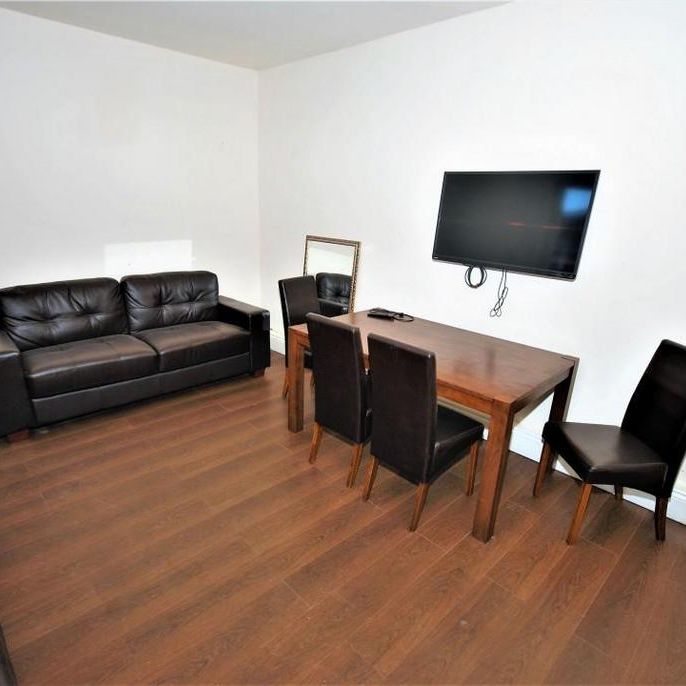 8 bedroom house to rent - Photo 1