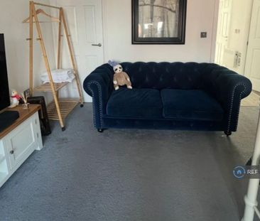 2 bedroom penthouse to rent - Photo 2