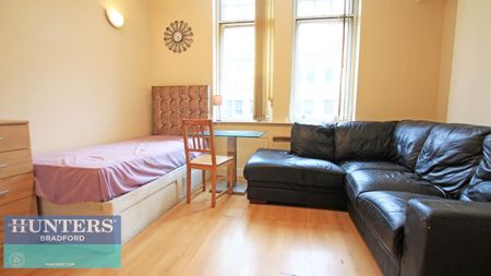 2 bedroom Flat To Let - Photo 3