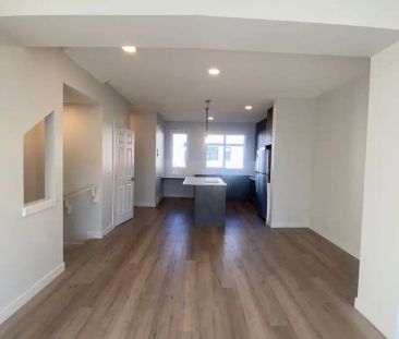 11910 35 Ave SW - New Condition TownHouse 3 BEDS 2.5 BATHS + Flex r... - Photo 2