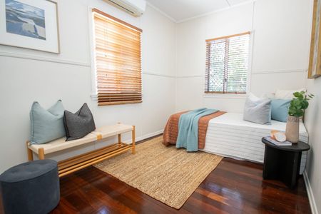 INVITING HIGHSET HOME IN PERFECT LOCATION - Photo 4