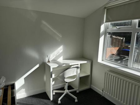 5 bedroom semi-detached house to rent - Photo 4