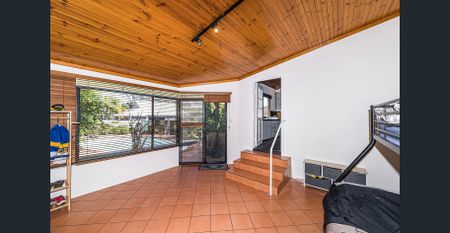 Character home 3-bedroom, & Pool - Photo 5