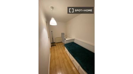 {{ $('Parse Objects').item.json.seoTitle }} - Photo 4