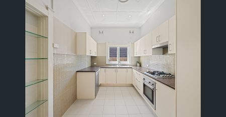 Charming family abode on 653 sqm block - Photo 3