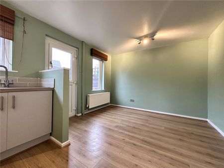 10, Meanwood Valley Green, Meanwood, Leeds, West Yorkshire, LS7 2SR - Photo 2