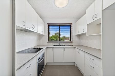 Coastal 3-Bedroom Convenience Near Brisbane Waterfront - Photo 2