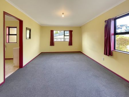 Spacious 5-Bedroom Home with Stunning Ocean Views - Photo 2