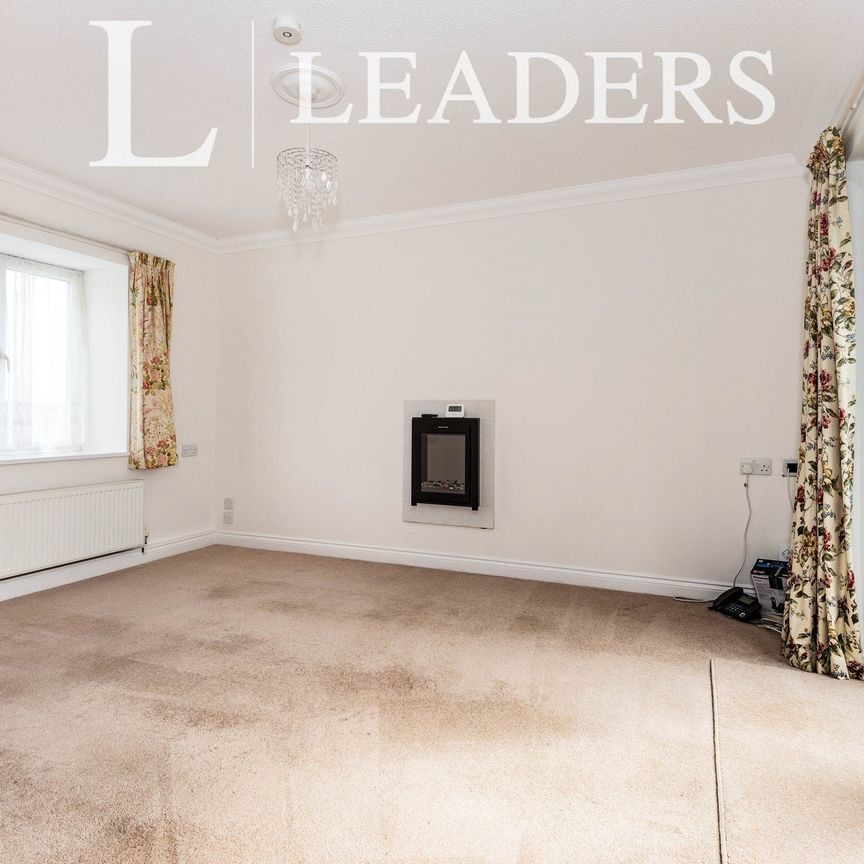 2 bedroom bungalow to rent Willow Walk, Redhill, Surrey, RH1 - Photo 1